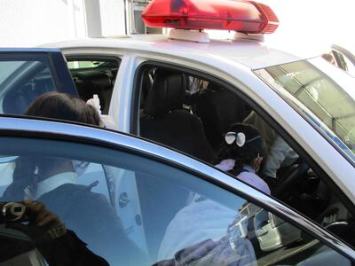 自分の声が大きくなる拡声器に夢中の様子。どんな事を言うのか、先生はヒヤヒヤ...。本物の警察官の前で、警察官になりきっていました。