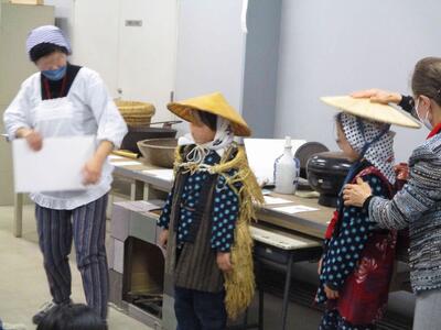 各クラス代表で２名、野良着を着る体験をしました。「タイムスリップした気分だった！」とのこと。なかなかできない体験ができましたね。