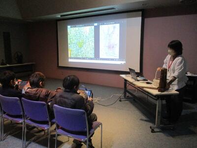 「今のイオンモールの近くに、大きな沼があったんですよ」「え、本当かな...地図を見ると...本当だ、すごい！」