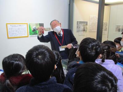 とても丁寧に、かつフレンドリーに解説してくださいました。児童も安心しながら見学できたようで、「（解説の）先生は僕たちのクラスの出席番号３２番だね！」と、仲良くなった様子でした。