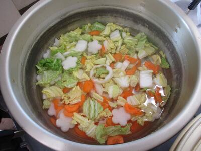 「もう食べてもいいかな...？」「まだまだ...これから煮込むともっと美味しくなりますよ」