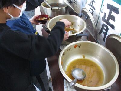鍋はもう空っぽ！　みなさん、本当にたくさん食べましたね