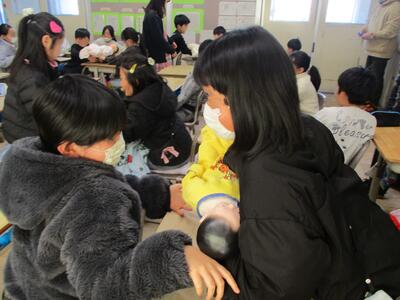 「１年間で２５ｃｍ以上も大きくなるの？！」「だいたい３０ｃｍものさしくらいだね…！」子どもの大きさの基準は３０ｃｍものさしのようです。